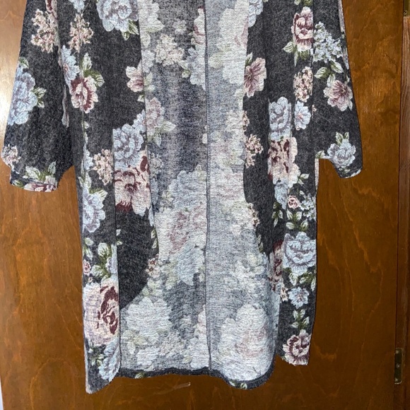 Gray Floral Half Sleeve Cardigan - Picture 2 of 4
